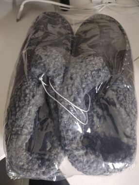 NWT Women's Dena Lives Cozy Plush Gray Slippers - Soft Fleece Lining